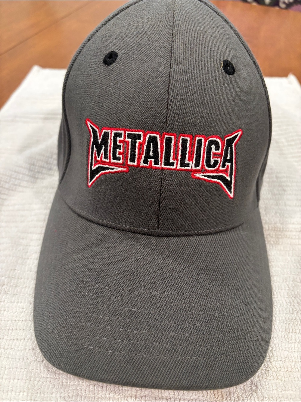 Metallica fittedLogo Gray Baseball Cap.